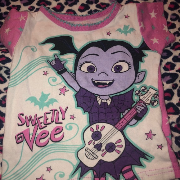 Vampirina PJ set - Picture 2 of 2